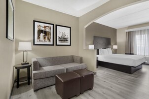 Escritorio, cortinas blackout y tabla de planchar con plancha 