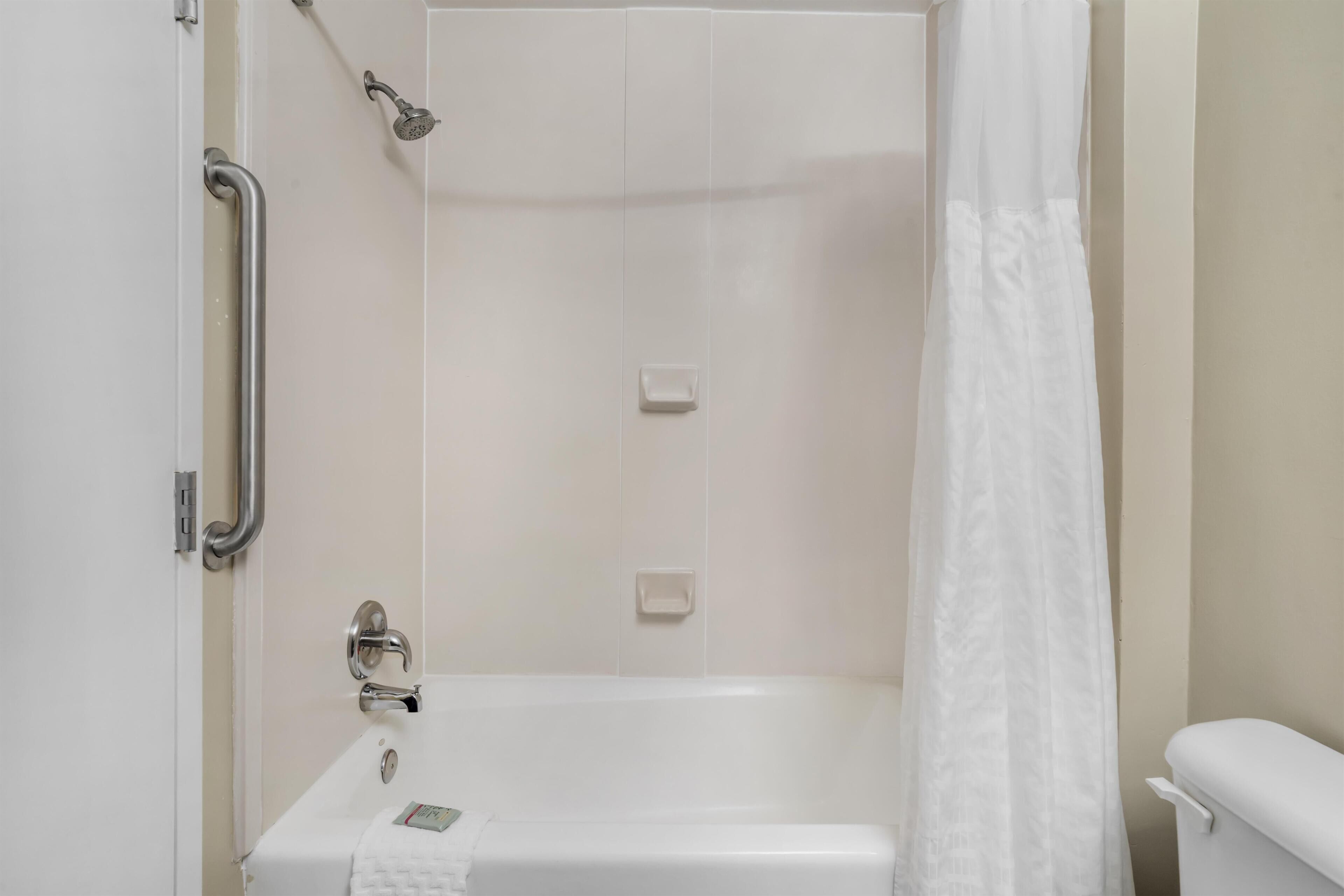 Ein Badezimmer mit Dusche, Badewanne und Toilette.