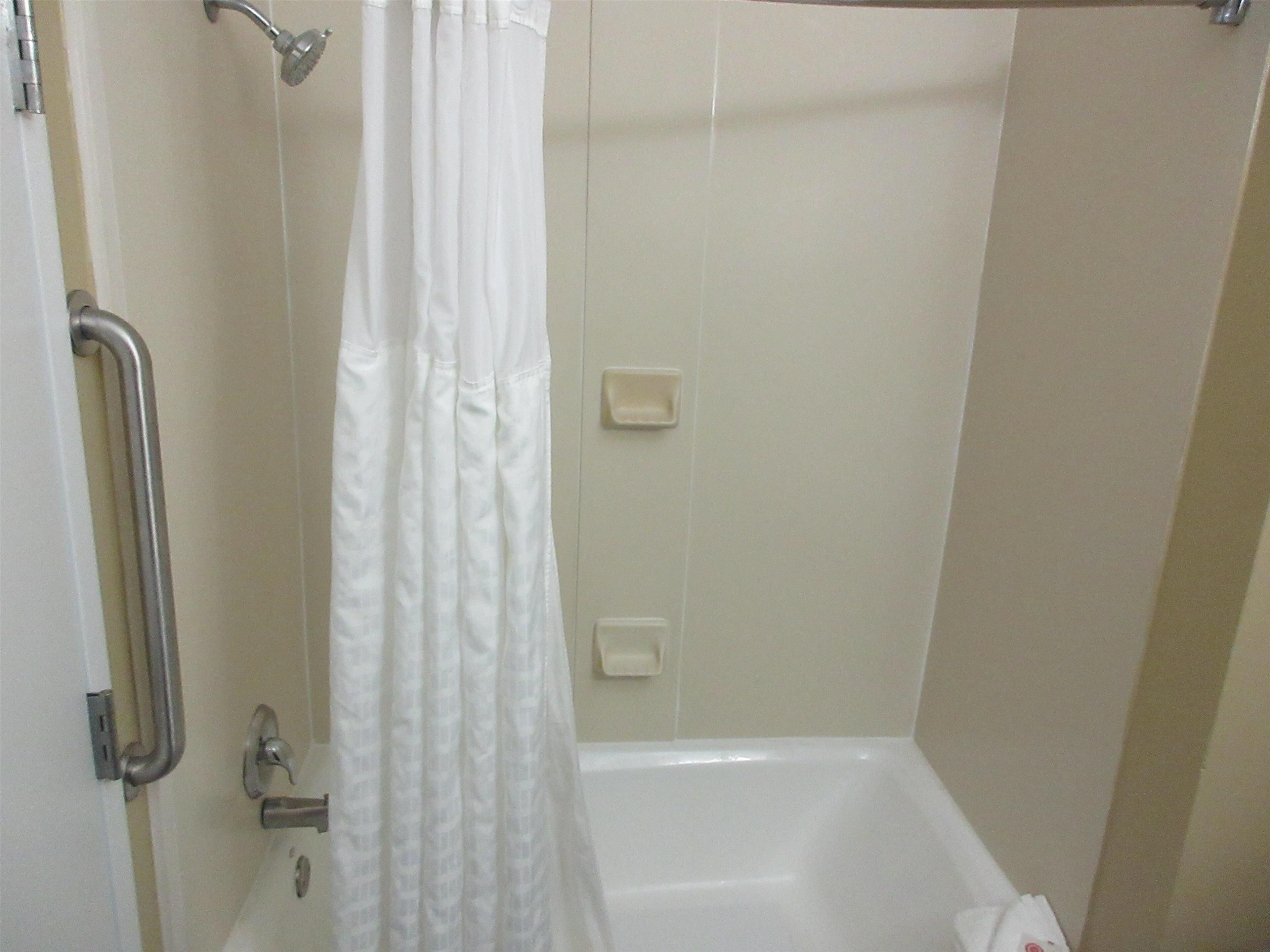 Artículos de higiene personal gratuitos, secador de pelo y toallas