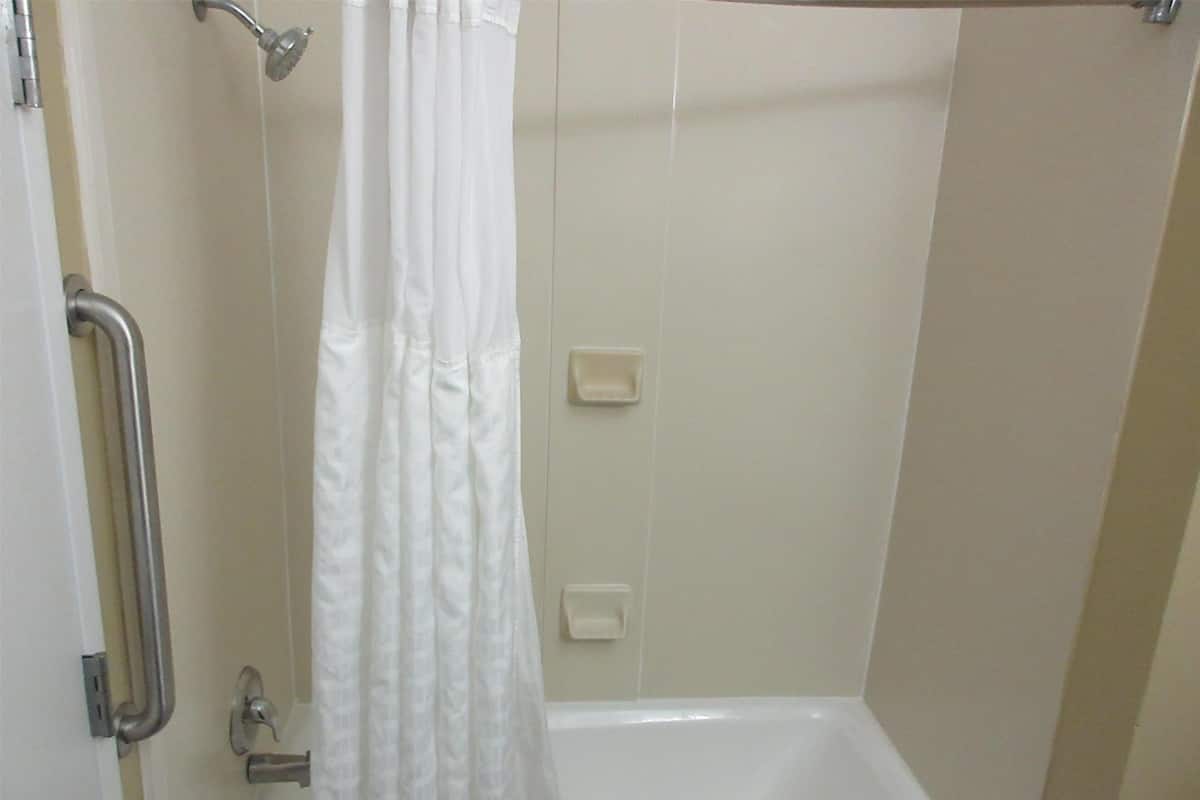 Artículos de higiene personal gratuitos, secador de pelo y toallas