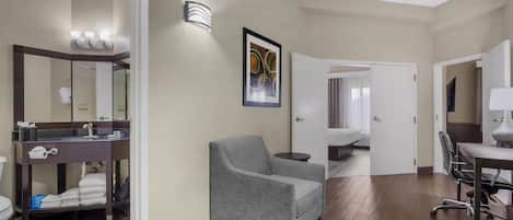 Bàn, màn/rèm cản sáng, bàn ủi/dụng cụ ủi quần áo