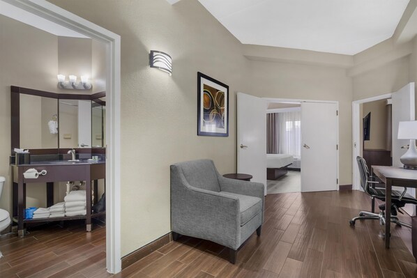 Escritorio, cortinas blackout y tabla de planchar con plancha 