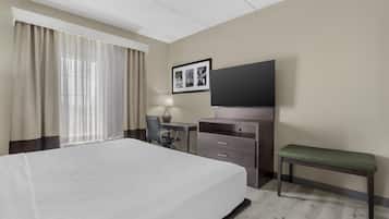 Escritorio, cortinas blackout y tabla de planchar con plancha