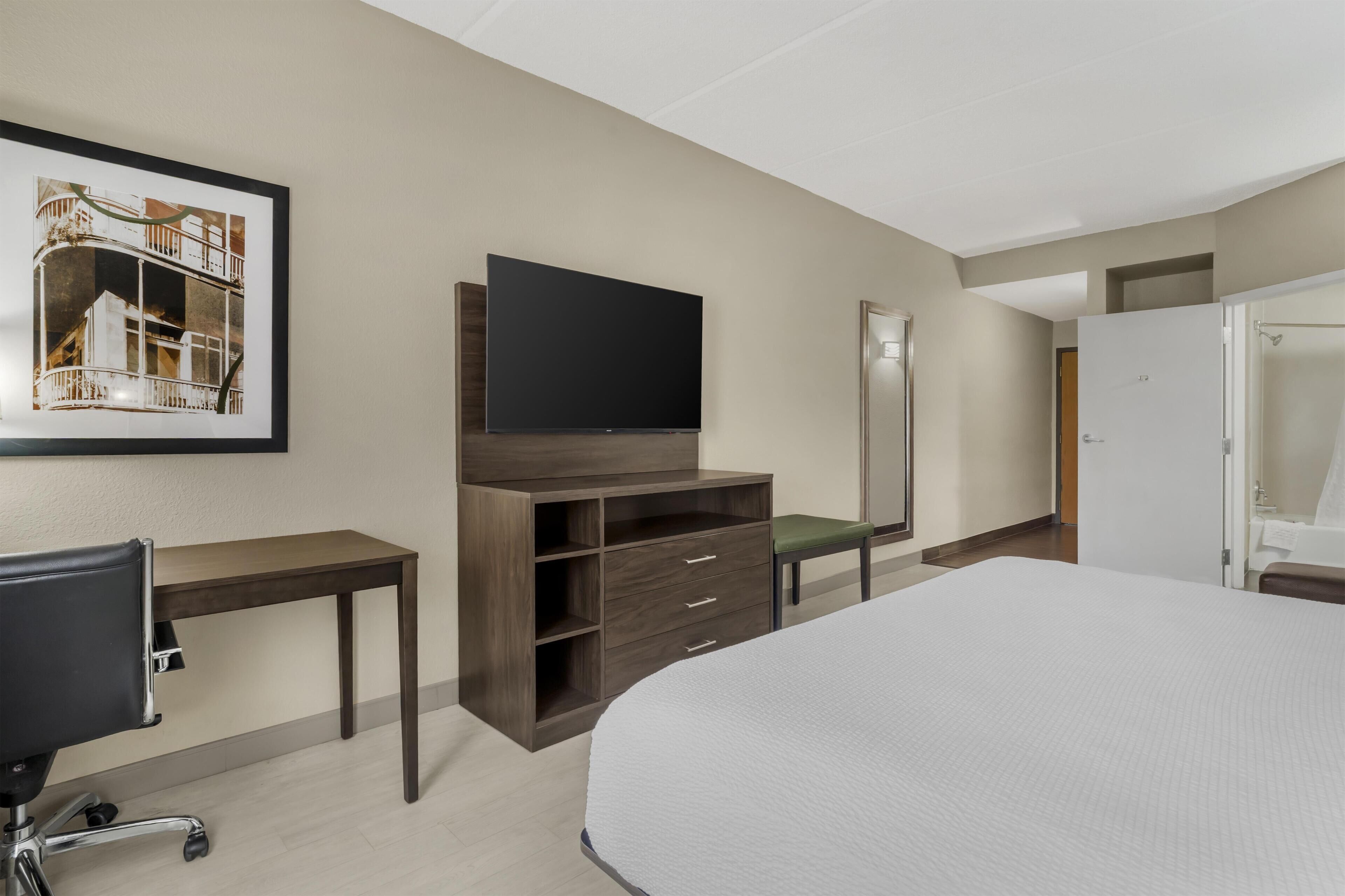 Escrivaninha, cortinas blackout, ferros/tábuas de passar roupa