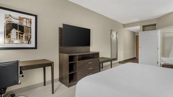 Escrivaninha, cortinas blackout, ferros/tábuas de passar roupa