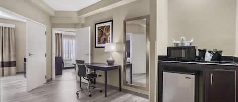 Skrivebord, blendingsgardiner og strykejern/-brett