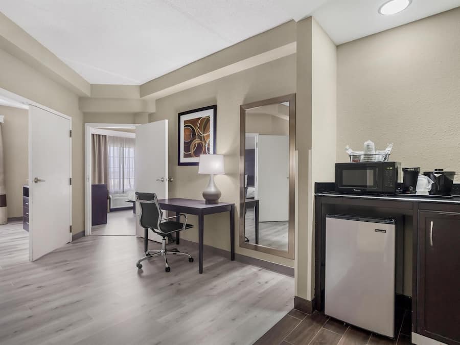 Schreibtisch, Verdunkelungsvorhänge, Bügeleisen/Bügelbrett