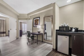 Escritorio, cortinas blackout y tabla de planchar con plancha 