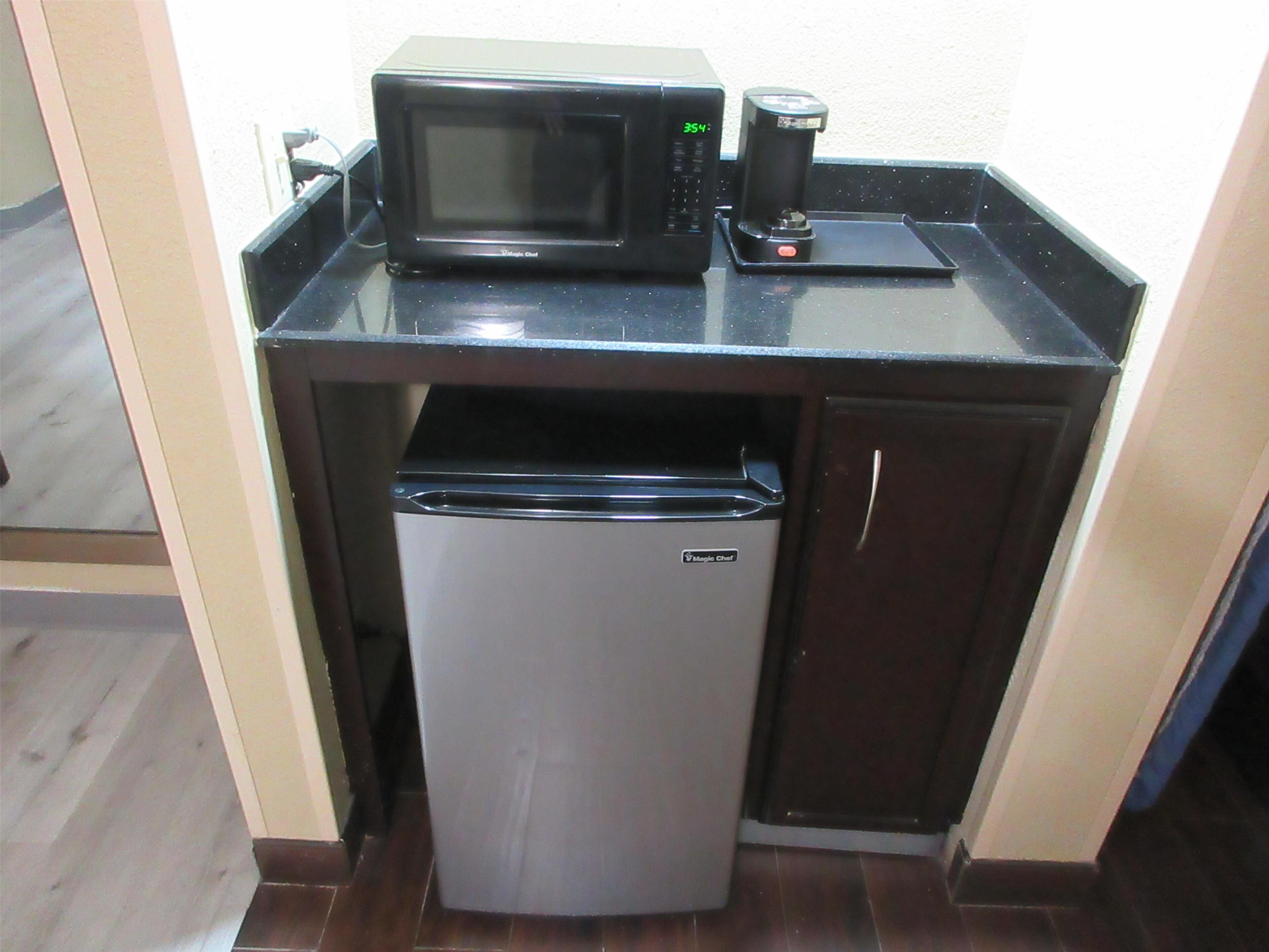 Bureau, rideaux occultants, fer et planche à repasser