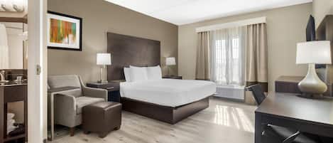 Escritorio, cortinas blackout y tabla de planchar con plancha