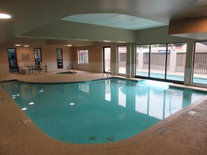 Kolam renang indoor