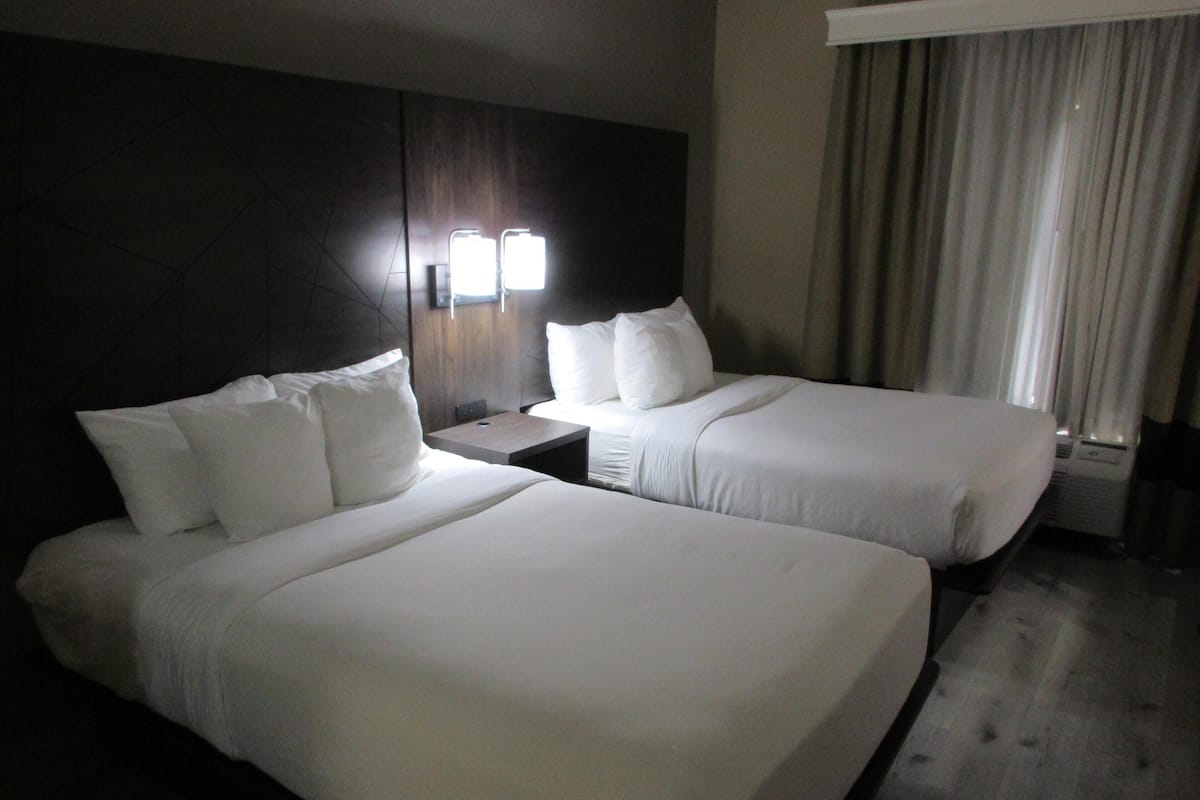Suite, 2 Tempat Tidur Double, Bebas Asap Rokok | Meja kerja, tirai kedap cahaya, dan setrika/meja setrika