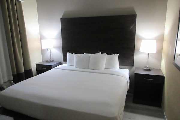 Suíte, 1 cama King, para não fumantes | Escrivaninha, cortinas blackout, ferros/tábuas de passar roupa