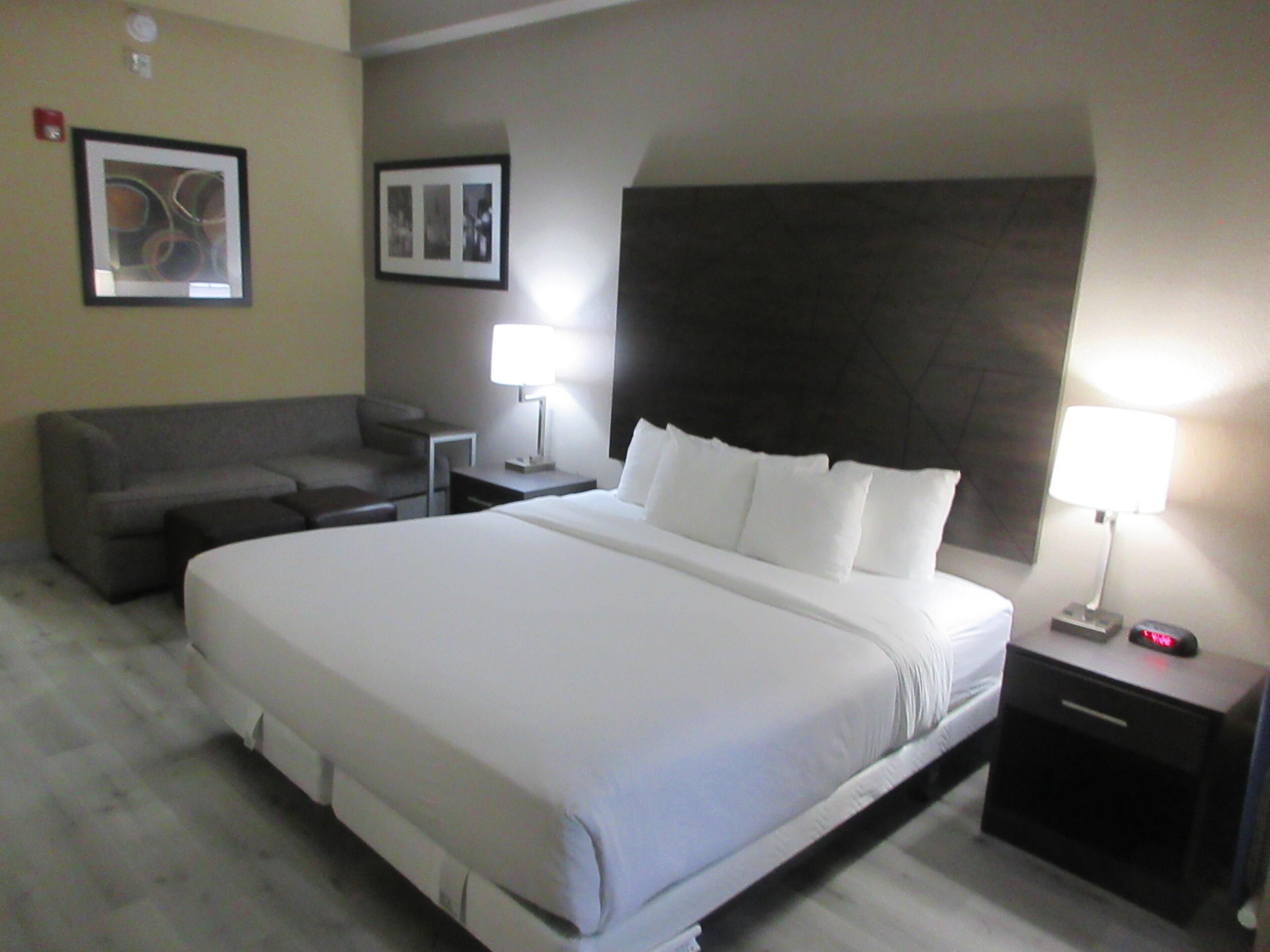 Escritorio, cortinas opacas, tabla de planchar con plancha