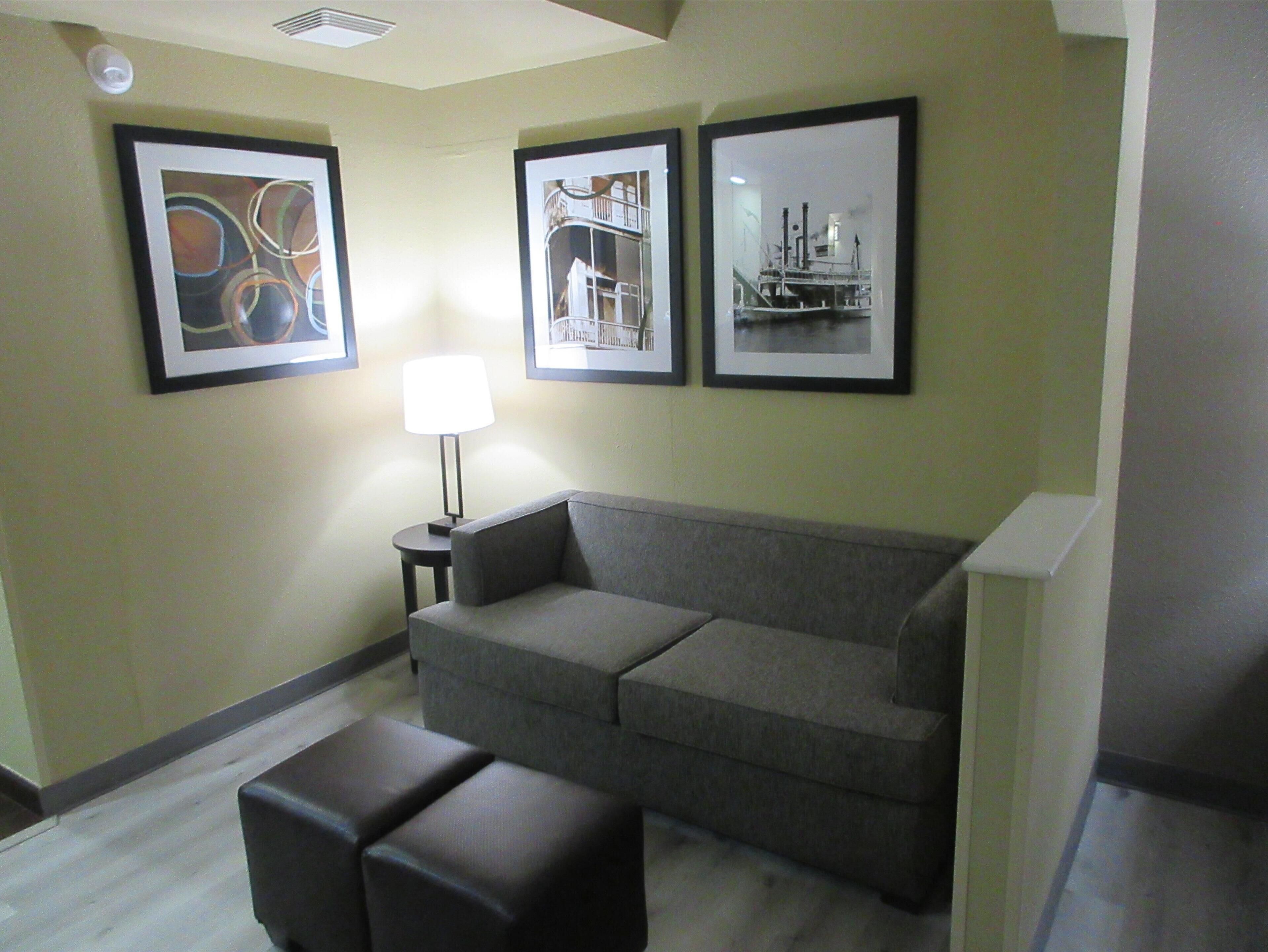 Suite, varias camas, no fumadores, bañera de hidromasaje | Escritorio, cortinas opacas, tabla de planchar con plancha