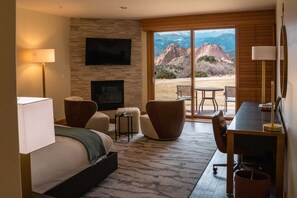 Club Room, 1 King Bed (Lodge) | Premium bedding, down duvets, in-room safe, desk