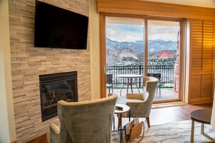 En 42-tommers Flatskjerm-TV med kabel-kanaler samt filmkjøp