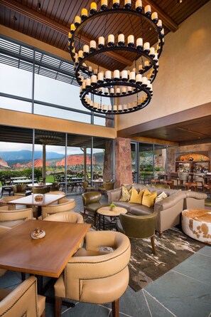 2 bars/lounges