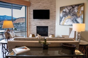 Suite, 1 kingsize-seng (Lodge Master) | Oppholdsområde | En 42-tommers Flatskjerm-TV med kabel-kanaler samt filmkjøp