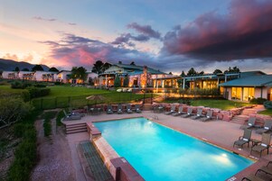 3 piscinas al aire libre, camas de piscina con cargo, sombrillas