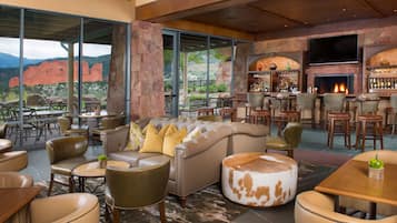 2 bars/lounges