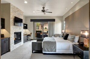 Sengetøy av topp kvalitet, dundyner, safe på rommet og skrivebord