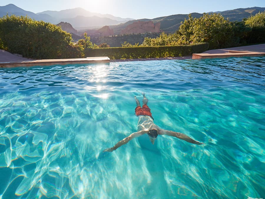 3 piscinas al aire libre, camas de piscina con cargo, sombrillas