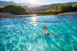 3 utendørsbassenger, bassengtelt (mot betaling) og bassengparasoller