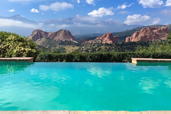 3 piscinas al aire libre, camas de piscina con cargo, sombrillas