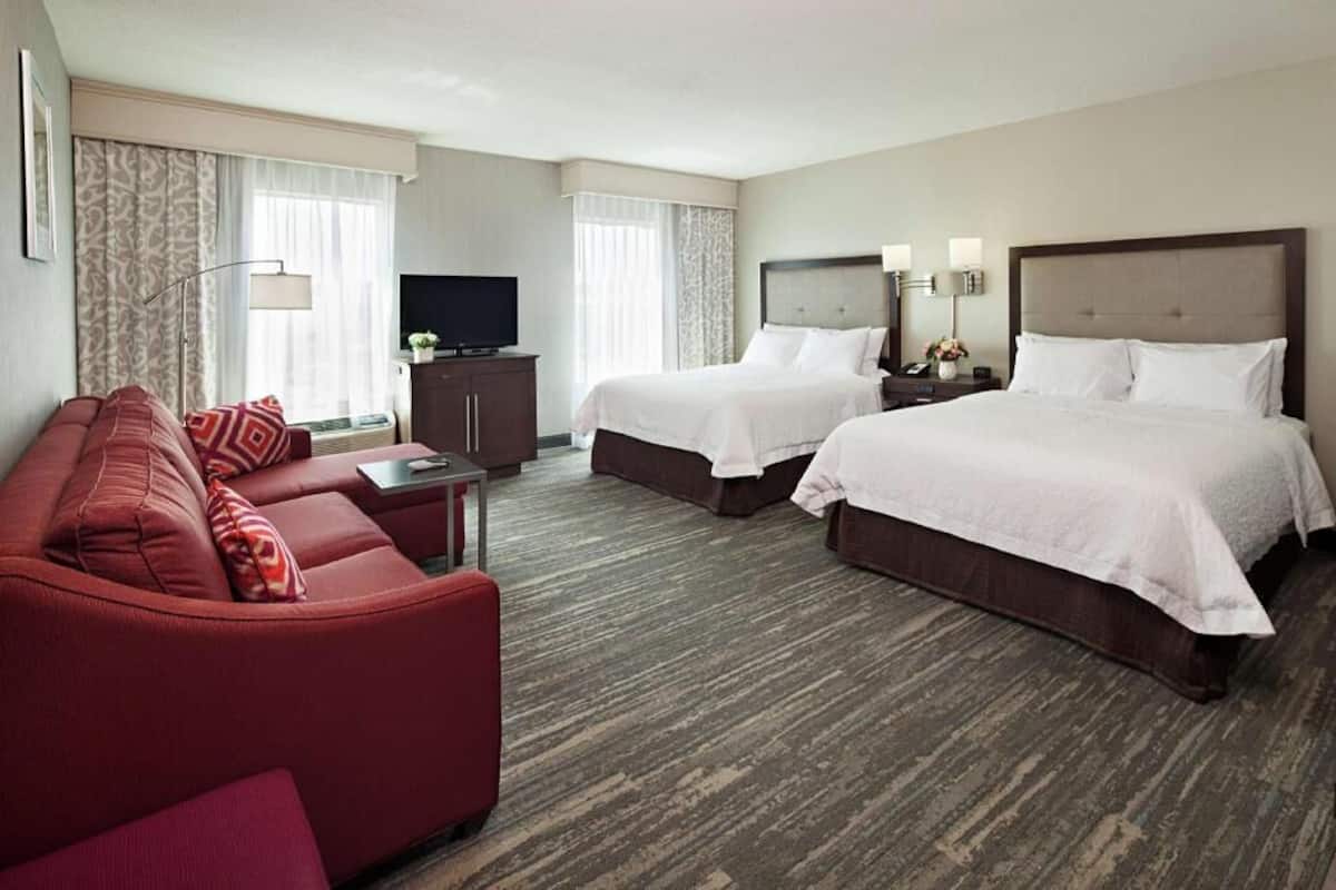 Premium bedding, minibar, desk, iron/ironing board