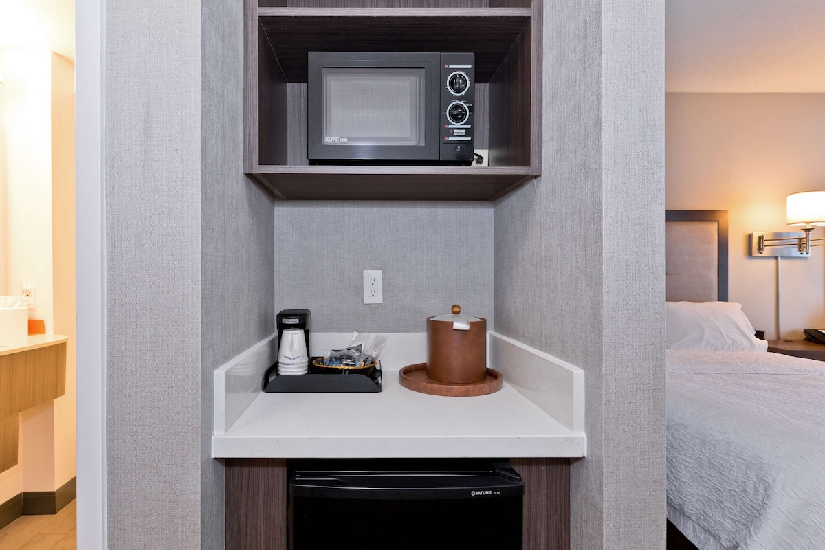 Premium bedding, minibar, desk, iron/ironing board