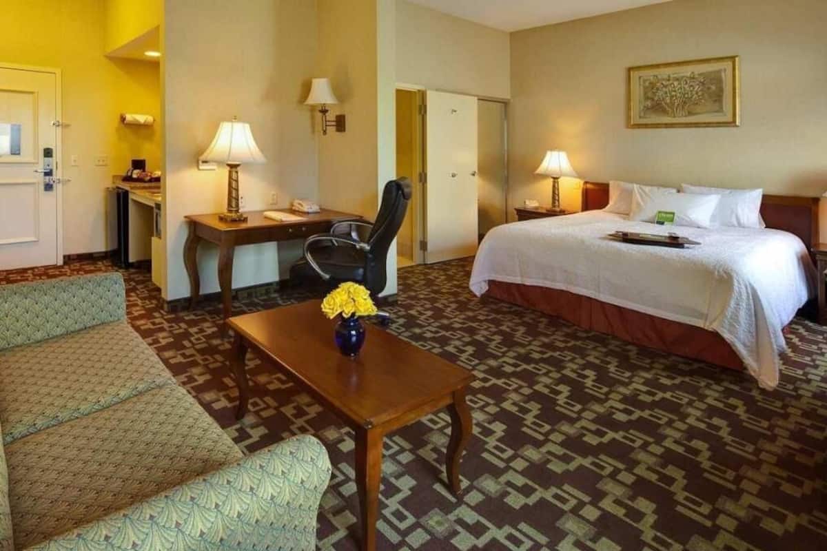 Premium bedding, minibar, desk, iron/ironing board