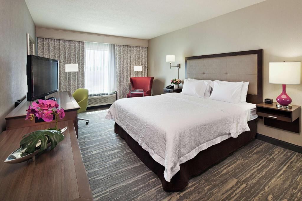Premium bedding, minibar, desk, iron/ironing board