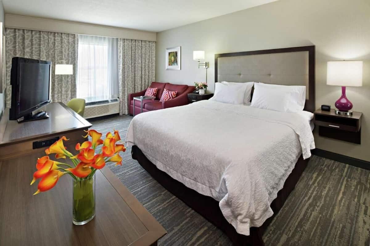 Premium bedding, minibar, desk, iron/ironing board