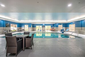 Kolam renang indoor dan kolam renang outdoor