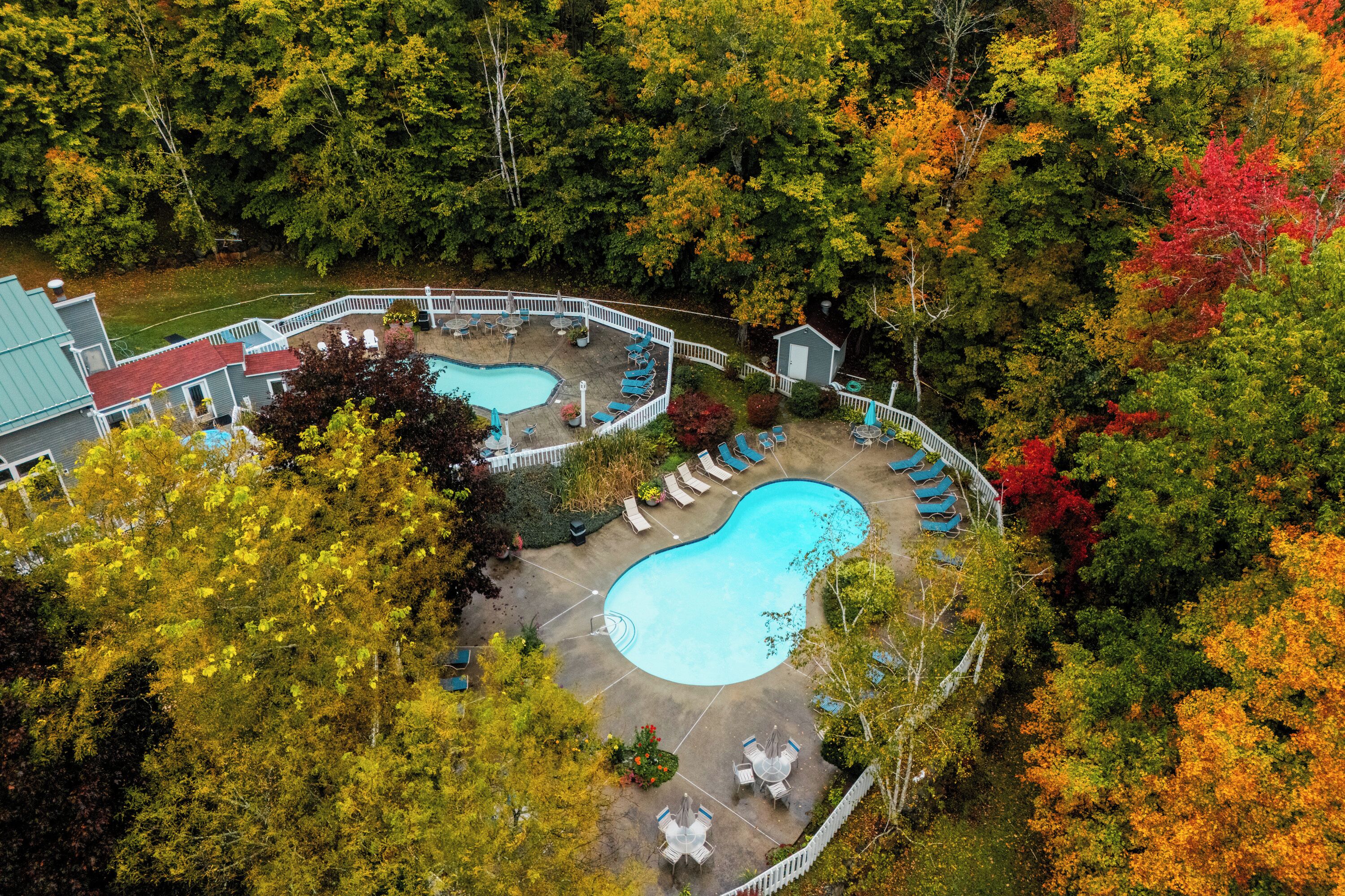 Alberca techada y alberca al aire libre