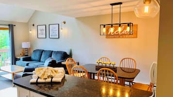 Renovated 2B w/ Multiple Beds | In-room dining