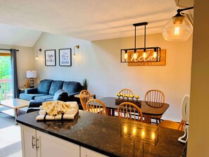 Renovated 2B w/ Multiple Beds | In-room dining