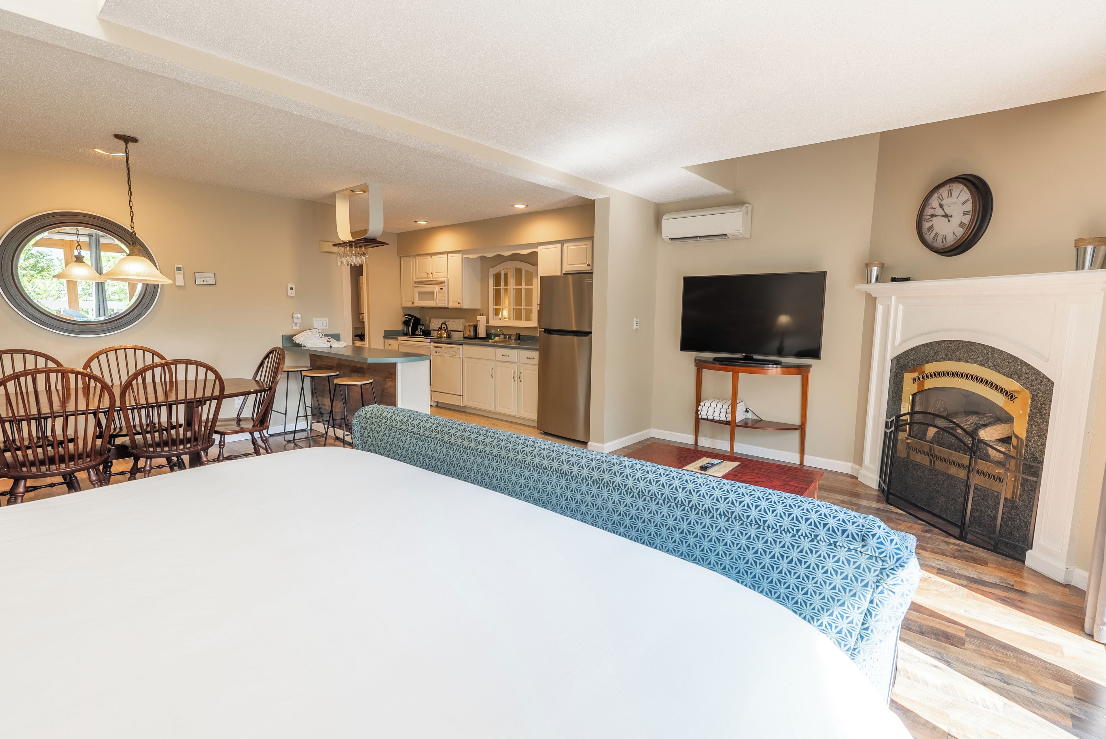 Ein modernes Hotelzimmer mit Essbereich, Küchenzeile und Kamin.
