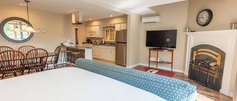 Ein modernes Hotelzimmer mit Essbereich, Küchenzeile und Kamin.