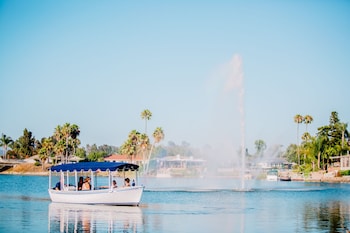 Boating at Lakehouse Resort