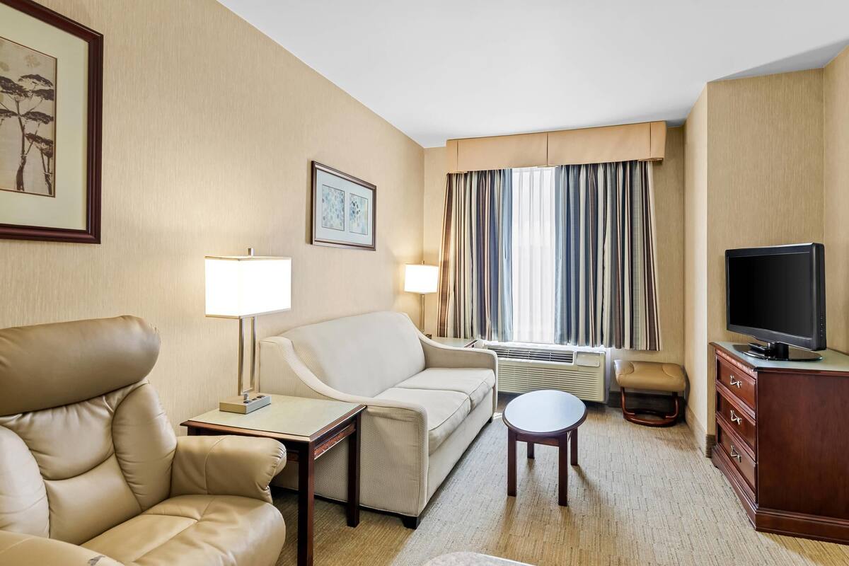 2 Queen Beds, Efficiency, Suite, Nonsmoking | Bộ đồ giường cao cấp, két bảo mật tại phòng, bàn 