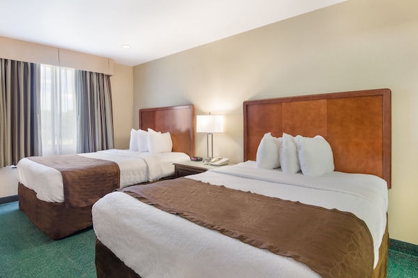 Bộ đồ giường cao cấp, két bảo mật tại phòng, bàn