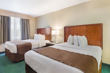 Ropa de cama de alta calidad y caja de seguridad en la habitación