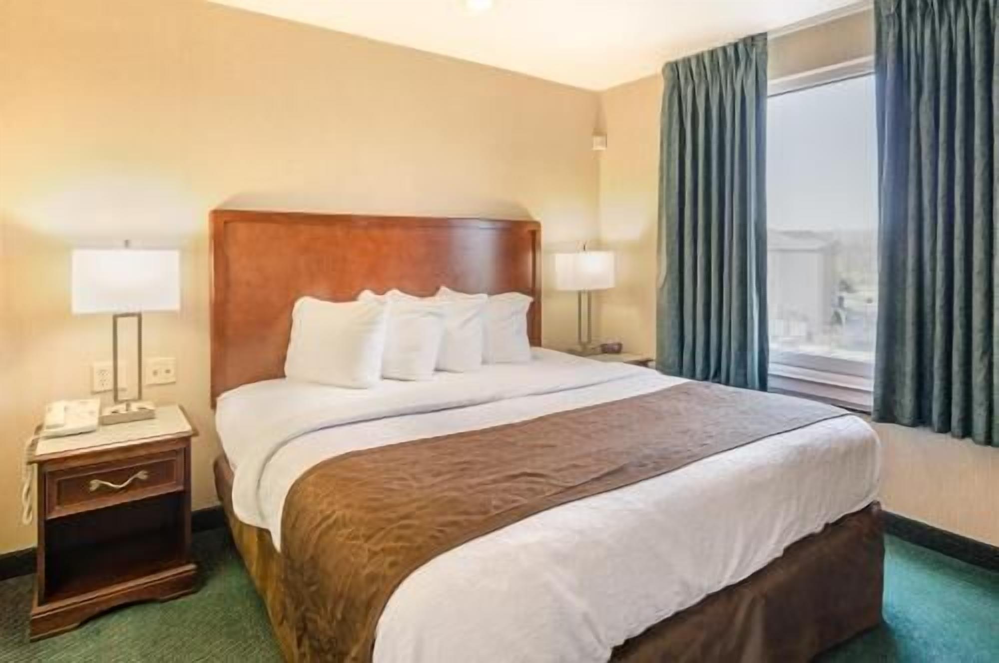 Premium bedding, in-room safe, desk, laptop workspace