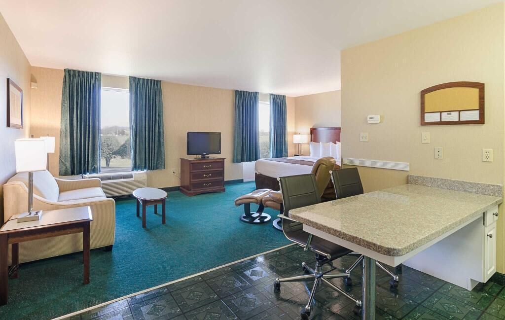 Premium bedding, in-room safe, desk, laptop workspace