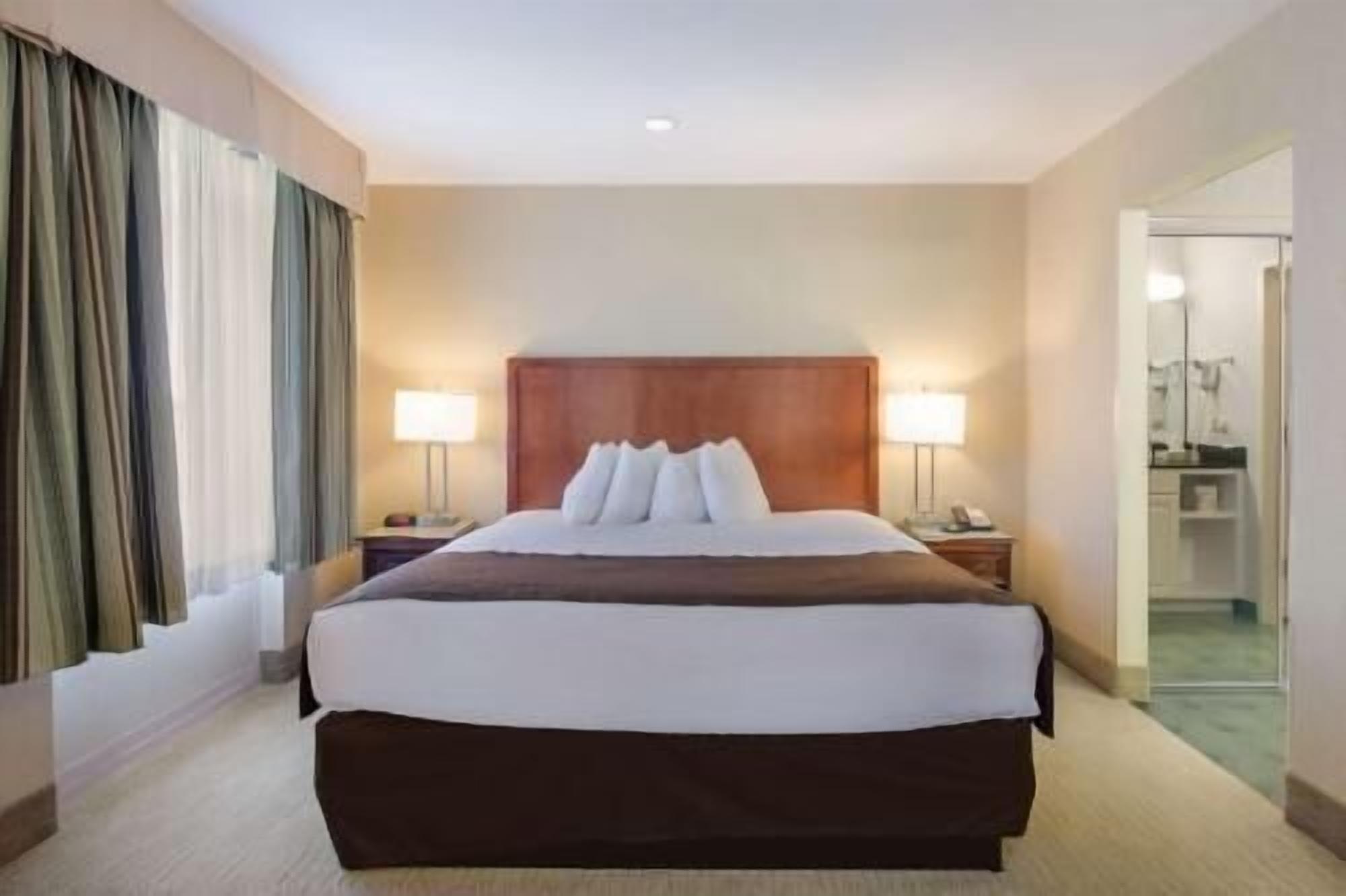 Premium bedding, in-room safe, desk, laptop workspace