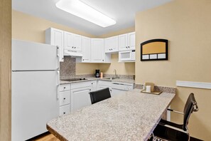 Suite, 1 Queen Bed with Sofa bed, Non Smoking (1 Bedroom, 1 person Sofabed) | Premium bedding, in-room safe, desk, laptop workspace