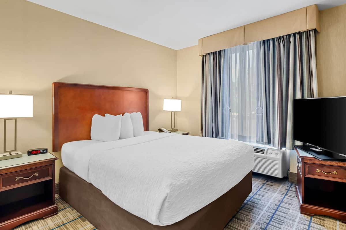Premium bedding, in-room safe, desk, laptop workspace