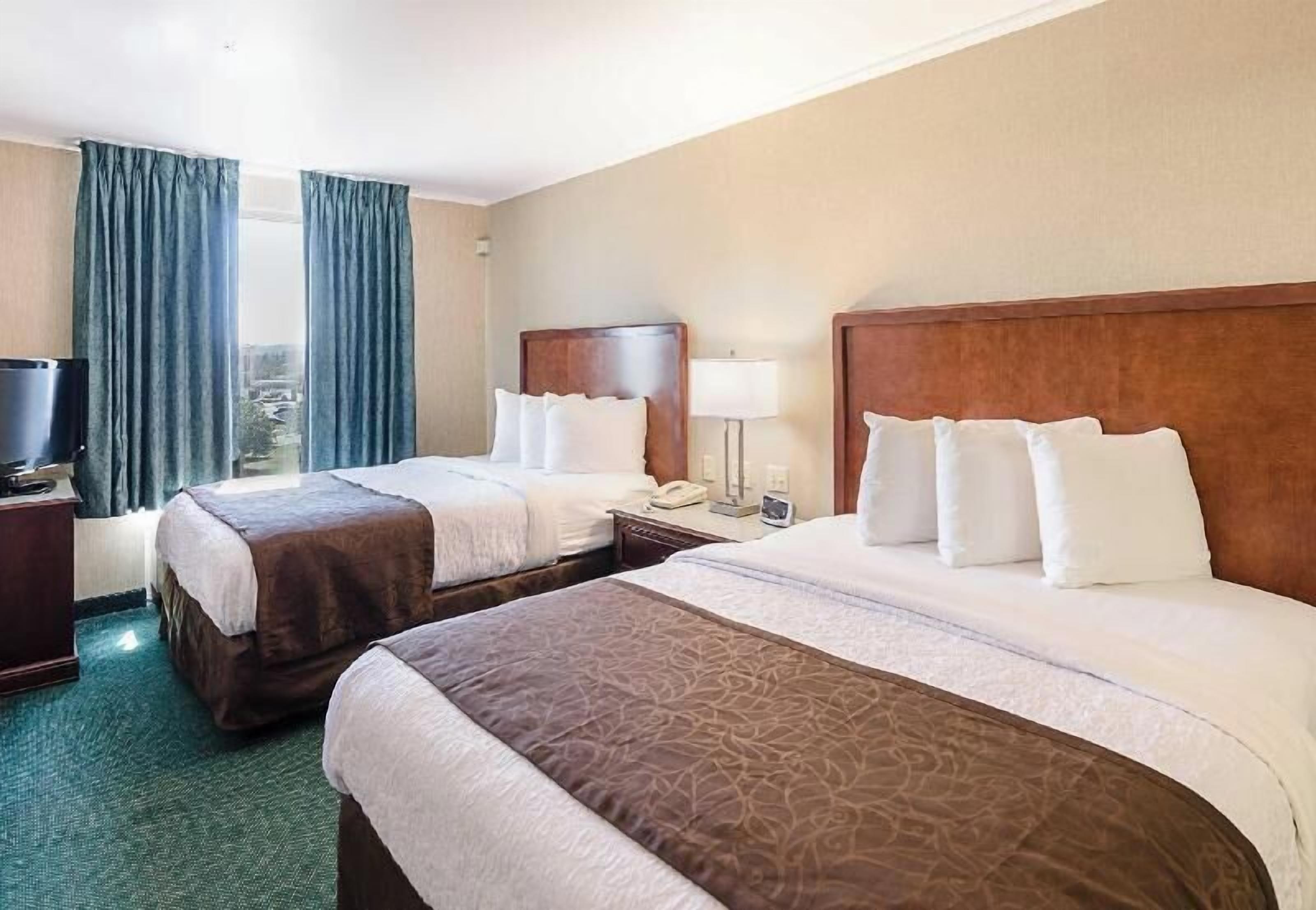 Premium bedding, in-room safe, desk, laptop workspace